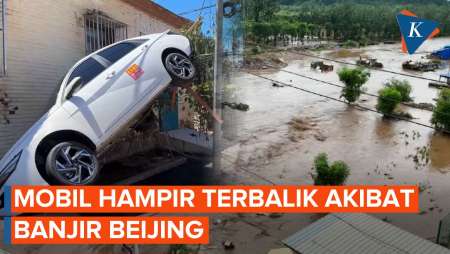 Penampakan Mobil Nyungsep di Beijing akibat Banjir Bandang China
