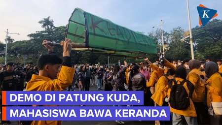 Mahasiswa Jayabaya Bawa Keranda Saat Demo Di Dekat Patung Kuda