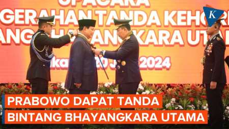 Momen Prabowo Terima Tanda Kehormatan Bintang Bhayangkara Utama Polri
