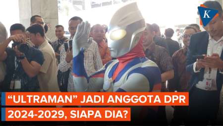 Momen Anggota DPR Terpilih Cosplay Jadi Ultraman di Hari Pelantikan