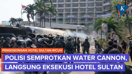 Eksekusi Hotel Sultan Ricuh, Polisi Semprotkan Water Cannon Ke Simpatisan Lalu Merangsek Masuk