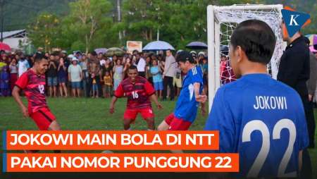 Aksi Jokowi Main Sepak Bola di NTT, Jadi Kiper Kebobolan Satu Kali