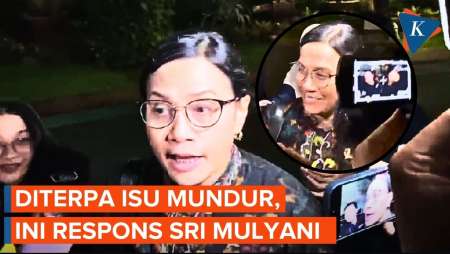 Sri Mulyani Hanya Tersenyum Ketika Ditanya Isu Bakal Mundur dari Kabinet Prabowo