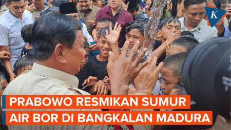 Saat Prabowo Main Air Bareng Anak-anak Usai Peresmian Sumur Air Bor di Bangkalan Madura