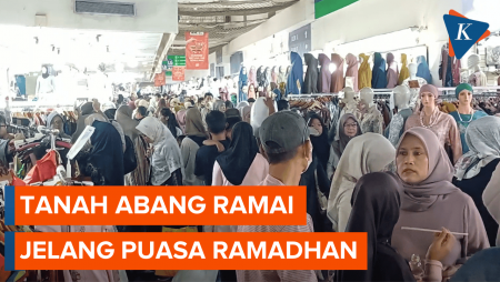 Pasar Tanah Abang Dipadati Pengunjung Jelang Puasa Ramadhan 2025