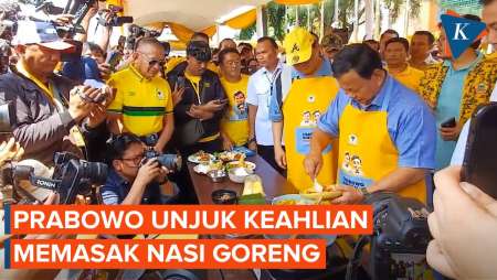 Gaya Prabowo Masak Nasi Goreng di Hadapan Airlangga