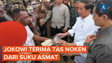 Riuh Warga Suku Asmat, Teriaki Jokowi hingga Beri Tas Noken