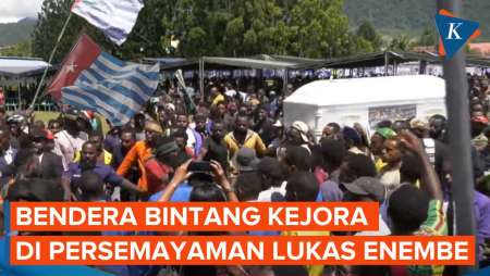 Bendera OPM Berkibar Saat Prosesi Pemakaman Lukas Enembe