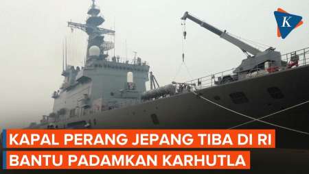 Penampakan Kapal Perang Jepang Tiba Di RI, Angkut 3 Helikopter Untuk Padamkan Karhutla
