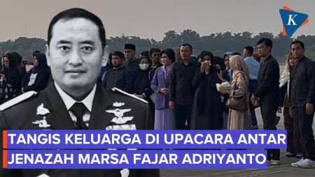 Tangis Keluarga Saat Upacara Militer untuk Mendiang Marsma Fajar Adriyanto