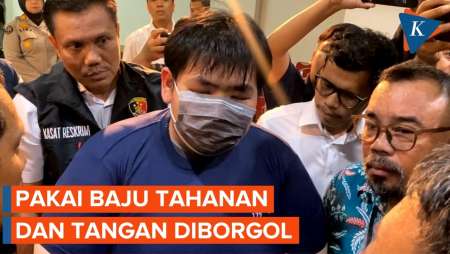 Momen Anak Bos Toko Roti Penganiaya Pegawai Pakai Baju Tahanan