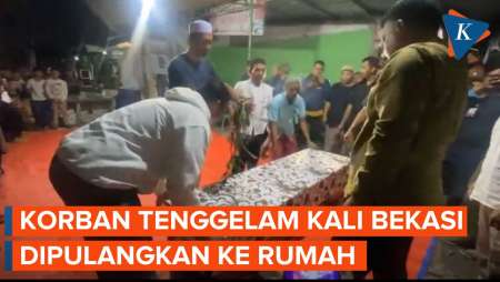 Detik-detik Jenazah Rizky Korban Tenggelam Kali Bekasi Tiba di Rumah Duka