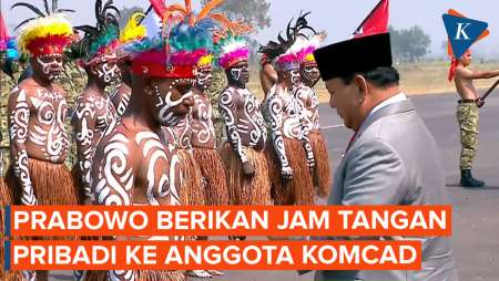 Momen Prabowo Berikan Jam Tangan Pribadinya ke Anggota Komcad