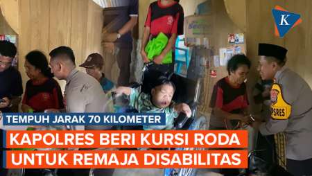 Tempuh Jarak 70 Kilometer, Polisi Beri Kursi Roda untuk Anak Disabilitas