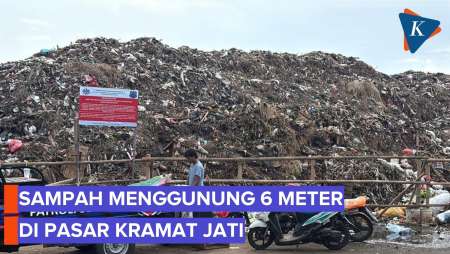 Sampah Menggunung 6 Meter Di Pasar Kramat Jati, Tingginya Setara Atap Bangunan