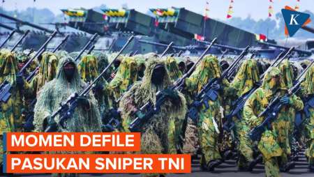 Momen Defile Pasukan Sniper TNI! Seragam Samaran Tenteng Senjata Panjang