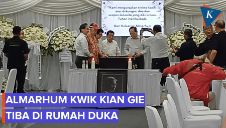 Mendiang Kwik Kian Gie Dibawa ke Rumah Duka RSPAD