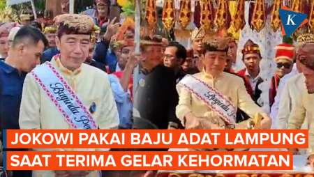 Gaya Jokowi Kenakan Busana Adat Lampung Saat Terima Gelar "Baginda Pemuka Bangsa"