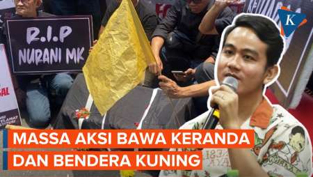 Tolak Gibran Jadi Cawapres, Pendemo di Depan KPU Bawa Keranda dan Bendera Kuning