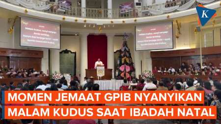 Momen Jemaat GPIB Immanuel Nyanyikan Lagu Malam Kudus Saat Ibadah Natal