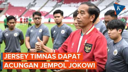 Jokowi Acungi Jempol Jersey Baru Timnas Indonesia