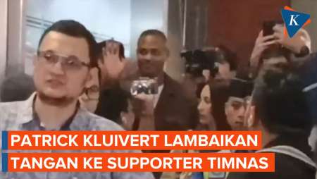 Balas Sambutan, Kluivert Lambaikan Tangan ke Suporter Timnas