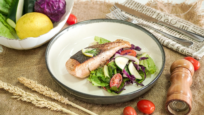 Resep Salmon Pansier with Salad, Bisa Jadi Ide Makan Malam Romantis di Rumah!