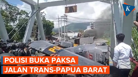 Polisi Tembakkan Gas Air Mata di Jalan Trans-Papua Barat