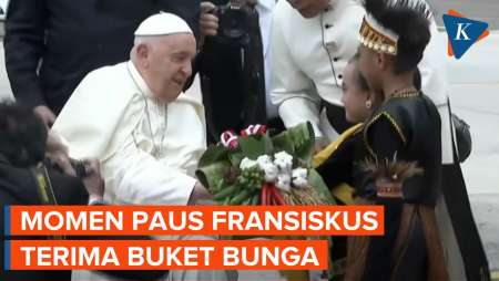 Paus Fransiskus Terima Buket Bunga Bhinneka Tunggal Ika dari Dua Anak Indonesia