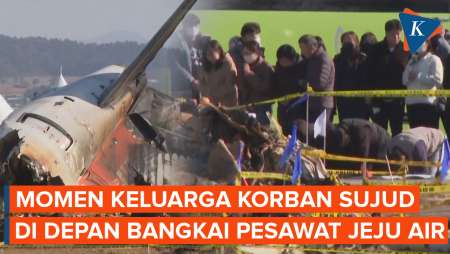 Momen Keluarga Korban Sujud di Depan Bangkai Pesawat Jeju Air, Beri Penghormatan Terakhir