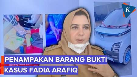 KPK Pamer Barang Bukti Kasus Bupati Pekalongan Fadia Arafiq