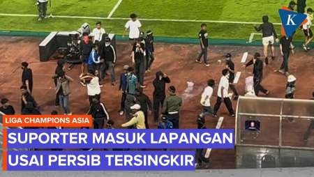 Momen Suporter Persib Masuk Lapangan Usai Tersingkir di Champions Asia