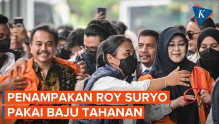 Setelah Menolak, Ini Penampakan Roy Suryo Pakai Baju Tahanan!