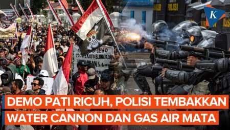 Demo Pati Ricuh: Massa Lempar Botol, Polisi “Balas” Water Cannon dan Gas Air Mata