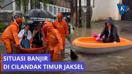Banjir Di Cilandak Timur Jaksel, WNA Naik Perahu Karet