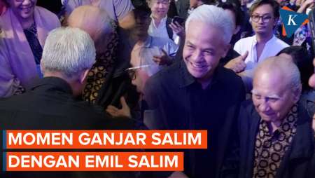 Momen Ganjar Bersalaman dengan Emil Salim, Menteri Lingkungan Era Soeharto