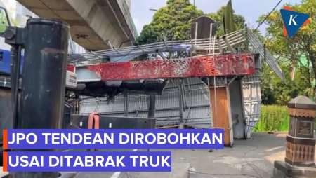 Detik-detik JPO Tendean Jaksel Dirobohkan Usai Ditabrak Truk Pengangkut Ekskavator