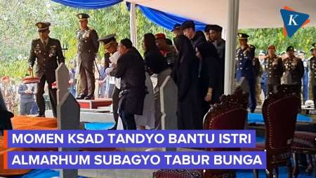 Momen KSAD Tandyo Bantu Istri Almarhum Subagyo Untuk Tabur Bunga