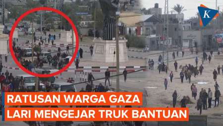 Potret Warga Gaza Berlarian Mengejar Bantuan Kemanusiaan di Rafah