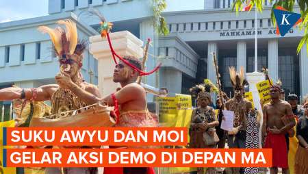 Suku Awyu dan Moi Gelar Aksi di Depan Gedung MA, Tuntut Batalkan Izin Perusahaan Sawit di Papua