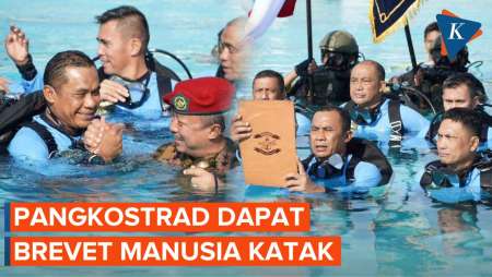 Pangkostrad Terima Brevet Kehormatan Manusia Katak dan Scuba Diver TNI AL