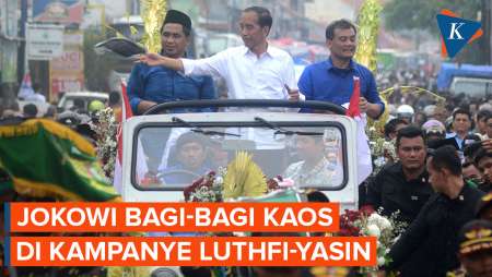 Momen Jokowi Bagi-bagi Kaos Saat Kampanye Ahmad Luthfi-Taj Yasin di Blora