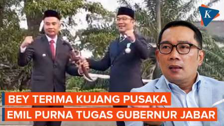 Bey Machmudin Terima Kujang Pusaka dari Ridwan Kamil, Pemimpin Jawa…