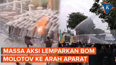 Demo Tolak RUU TNI di Surabaya Ricuh, Massa Lemparkan Bom Molotov 