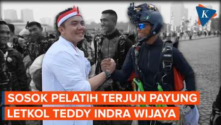 Salam “Komando”! Seskab Teddy Senang Bertemu Pelatih Terjun Payungnya di Kopassus