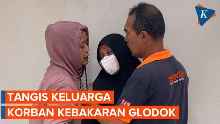 Tangis Keluarga Pecah Saat Korban Kebakaran Glodok Plaza Ditemukan