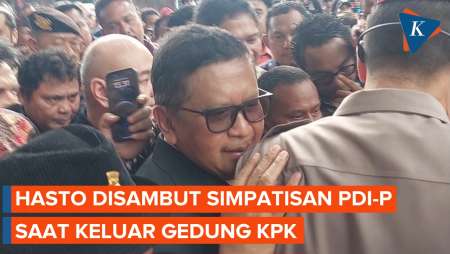 Momen Hasto Keluar dari Gedung KPK, Disambut Kerumunan Simpatisan Berpose Metal