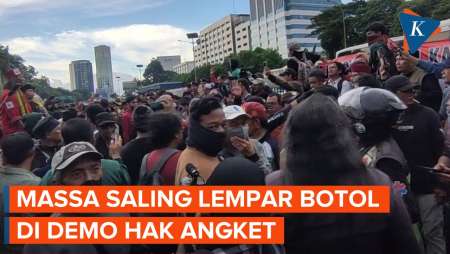 Massa Pro dan Kontra Hak Angket Saling Lempar Saat Demo di DPR RI