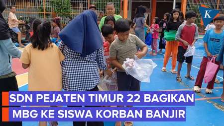 Momen Haru SDN Pejaten Timur Bagikan MBG Ke Siswa Korban Banjir