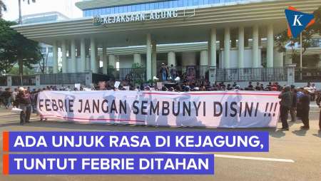 Demo Tuntut Kejagung Usut Tuntas Kasus Febrie, Massa Bunyikan Kentongan